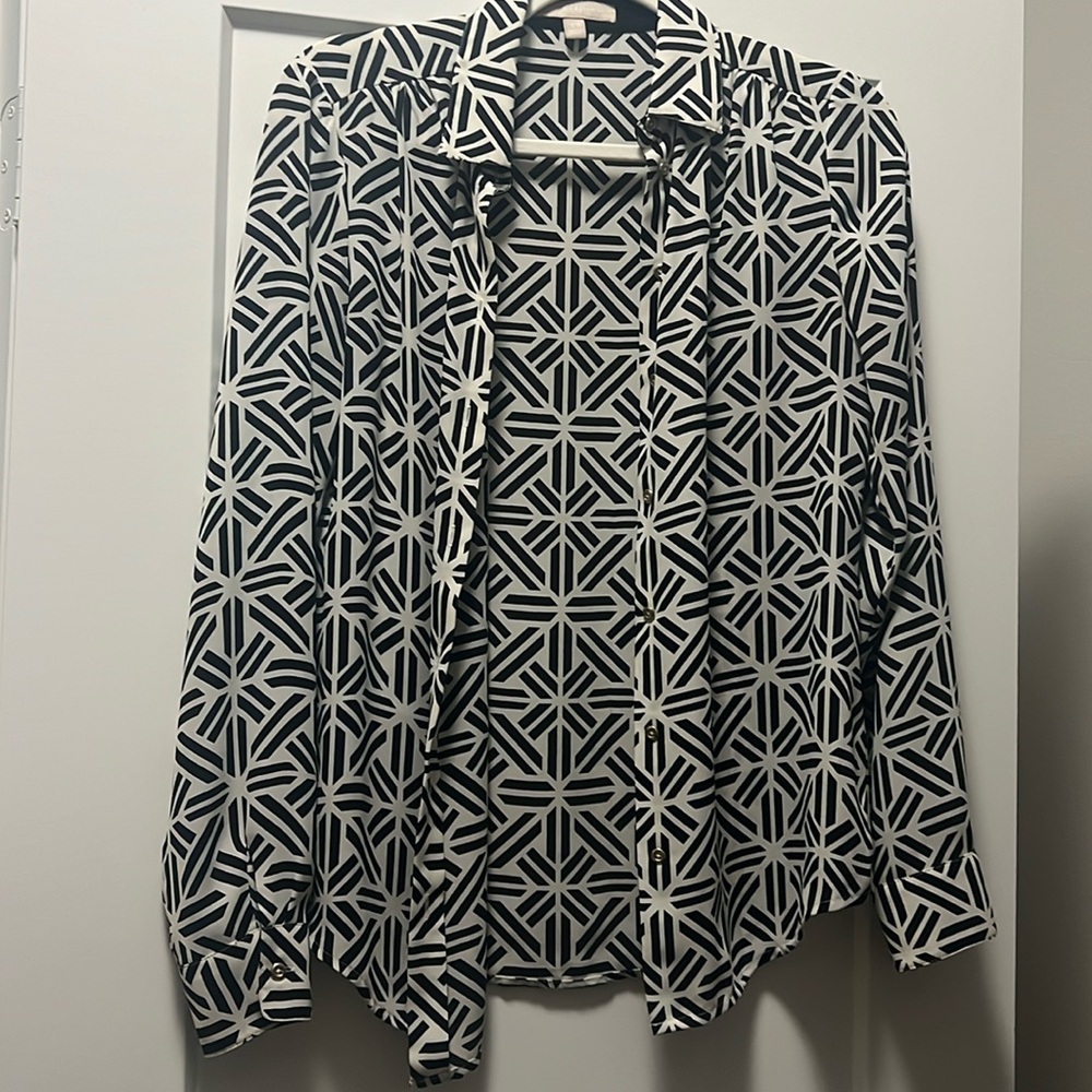 Banana Republic Black & White geometric print button down blouse